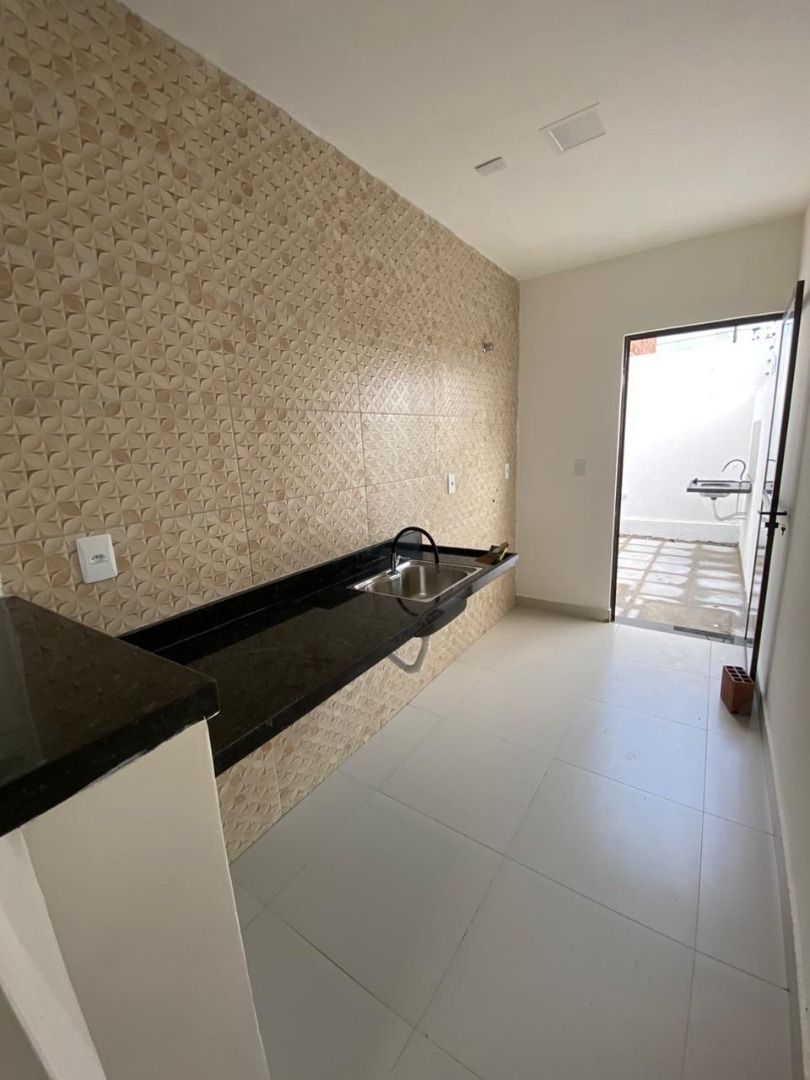 Casa com 02 dormitórios à venda, 48m² por R$ 220.000 - Valenti...