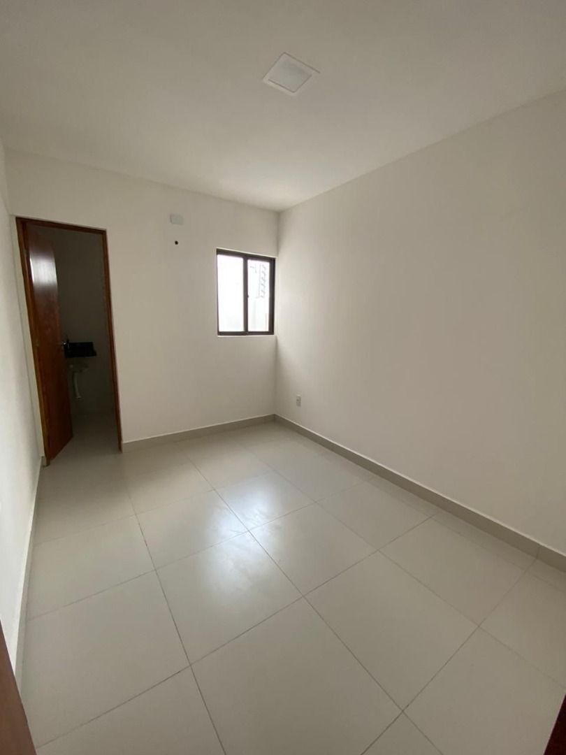 Casa com 02 dormitórios à venda, 48m² por R$ 220.000 - Valenti...