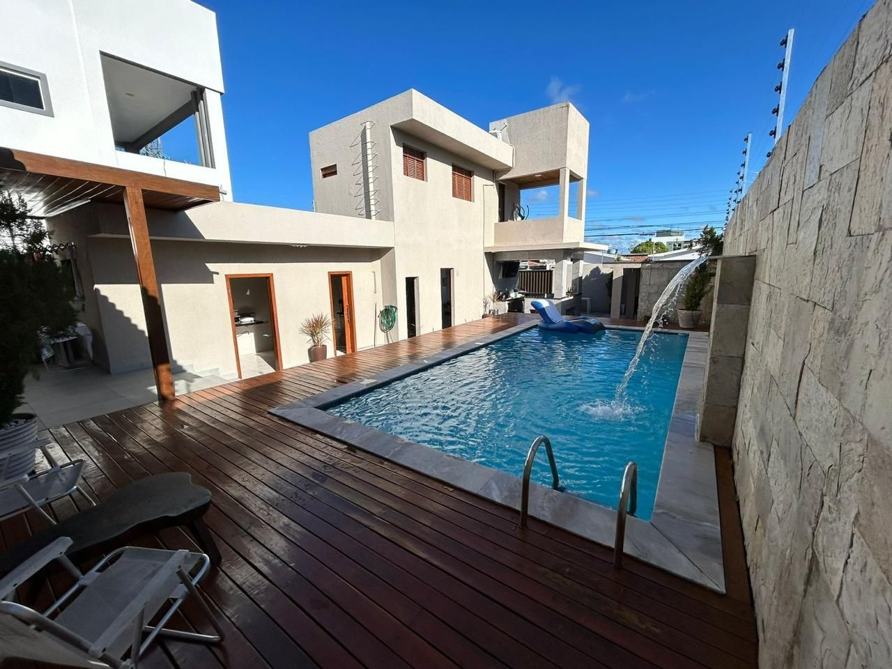 Casa com 04 dormitórios à venda, 300m² por R$ 1.000.000 - Erne...