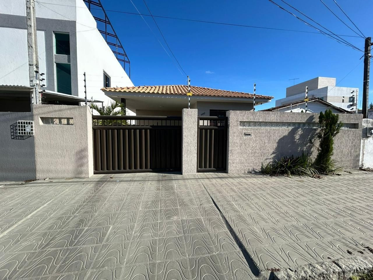 Casa com 04 dormitórios à venda, 300m² por R$ 1.000.000 - Erne...