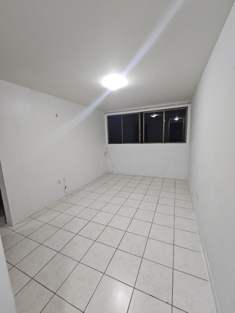 Apartamento com 02 dormitórios à venda, 62m² por R$ 170.000 - ...