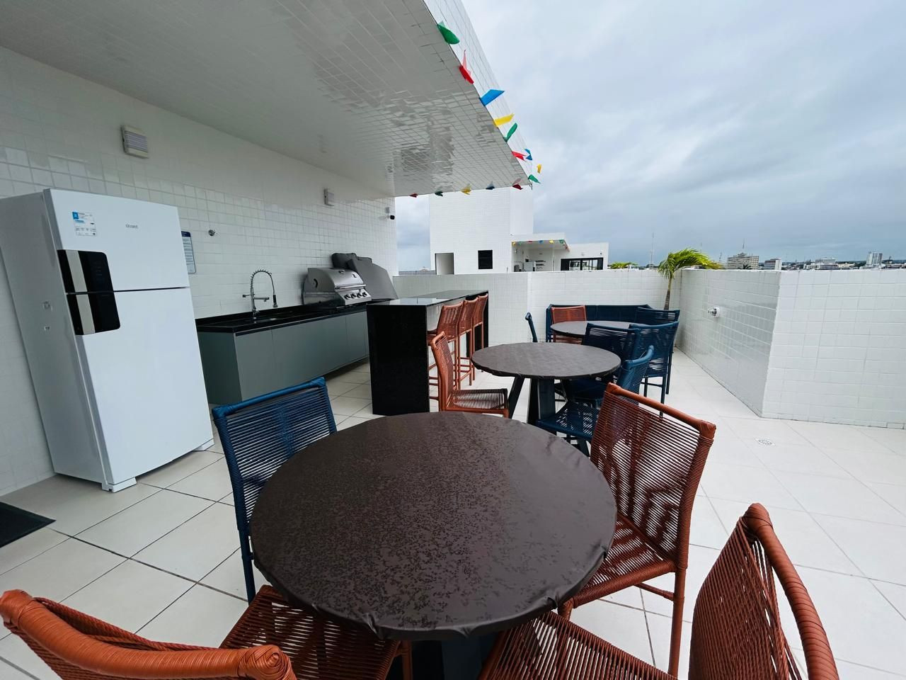 Apartamento com 02/03 dormitórios à venda por R$ 240.000 - Tam...