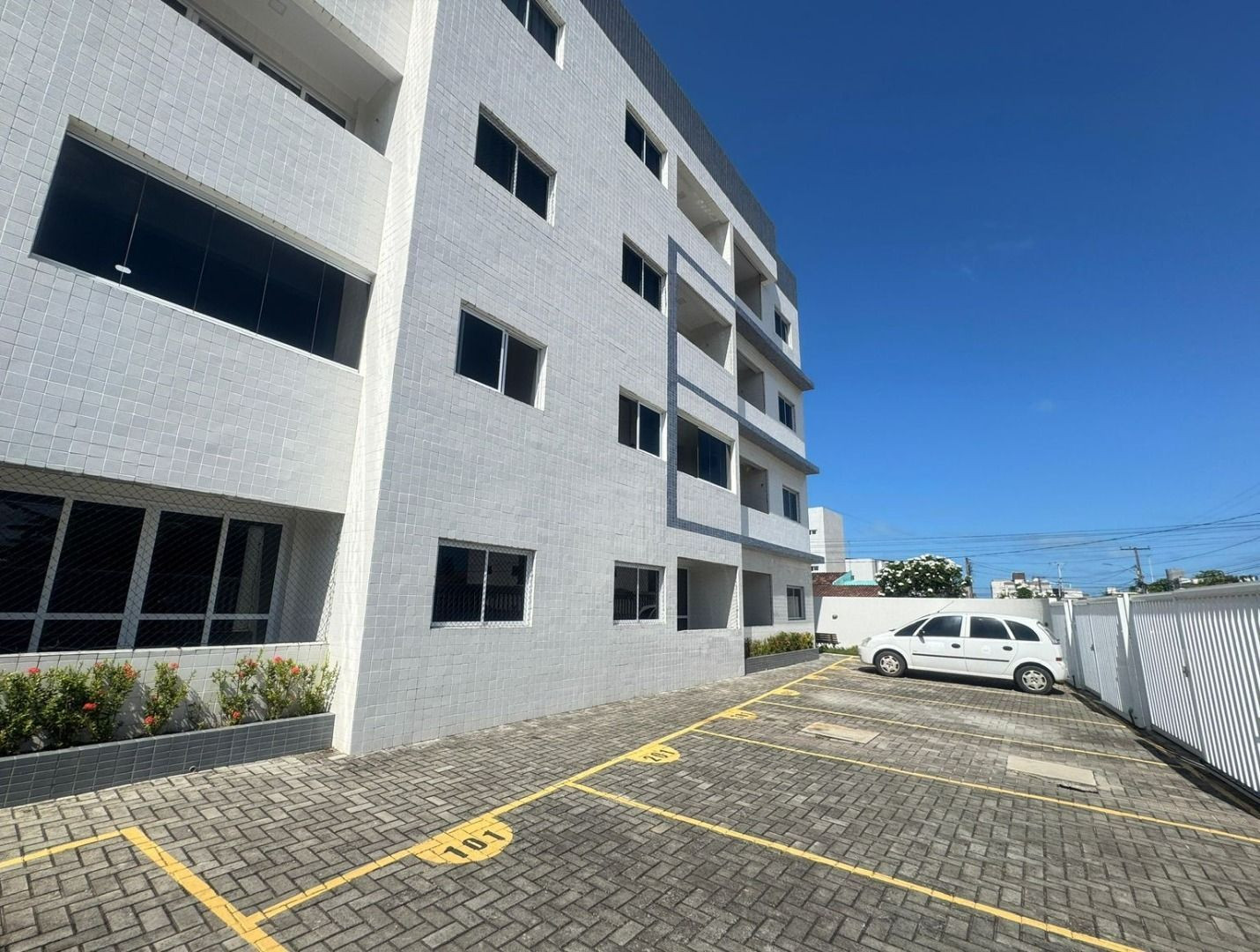 Apartamento com 03 dormitórios à venda por R$ 325.000 - Camboi...