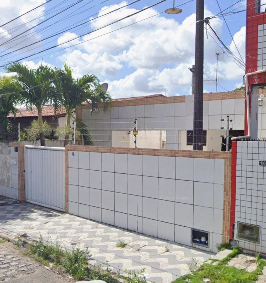 Casa com 03 dormitórios à venda, 200m² por R$ 350.000 - Água F...