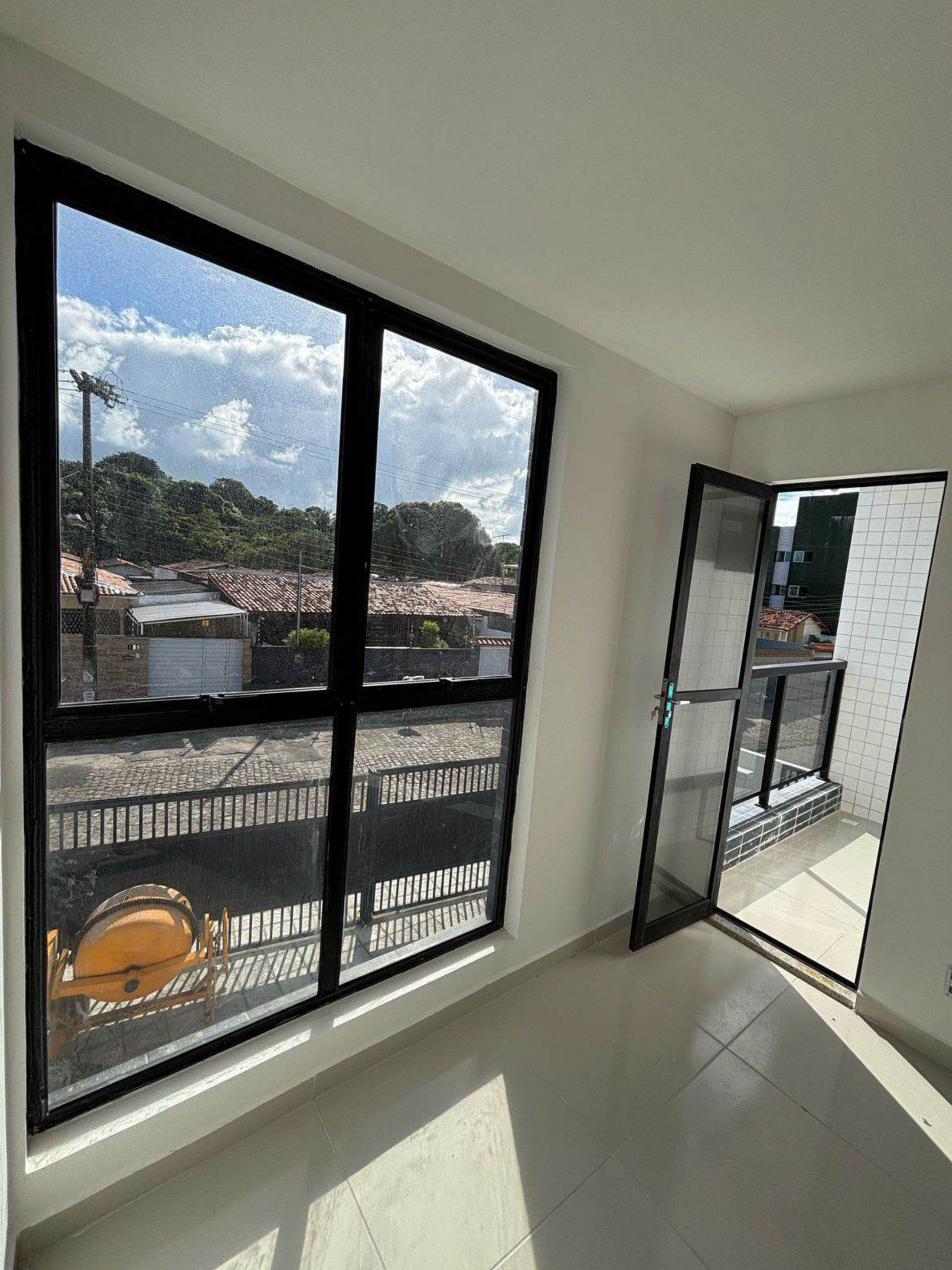 Apartamento com 02/03 dormitórios à venda por R$ 266.000 - Cri...
