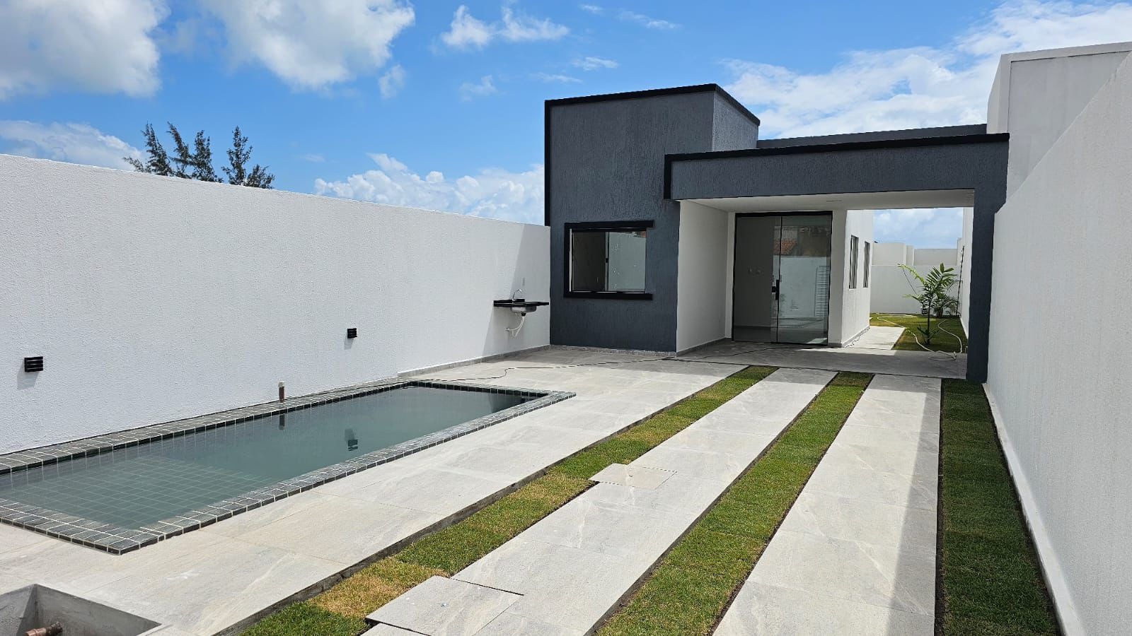 Casa com 02 dormitórios à venda, 72m² por R$ 310.000 - Carapib...