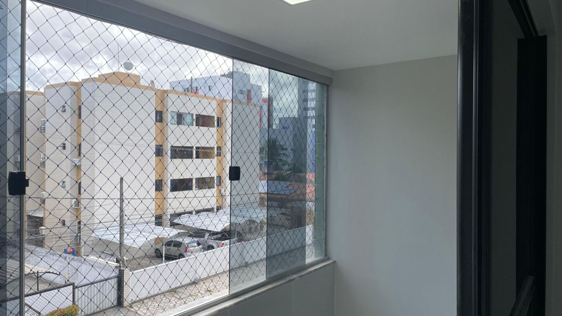 Apartamento com 03 dormitórios à venda por R$ 340.000 - Cd. Un...