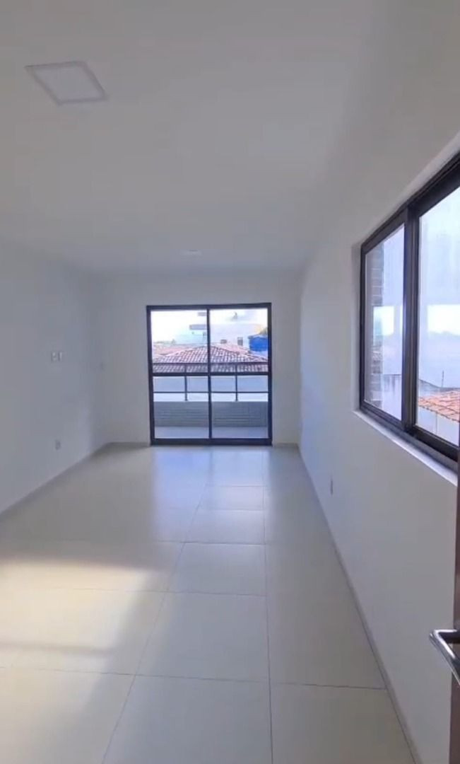 Apartamento com 02 dormitórios à venda por R$ 350.000 - Cd. Un...