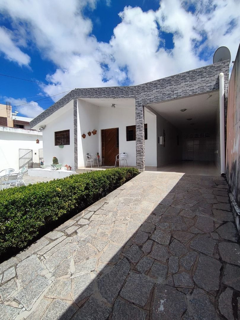 Casa com 04 dormitórios à venda, 240m² por R$ 630.000 - Anatól...