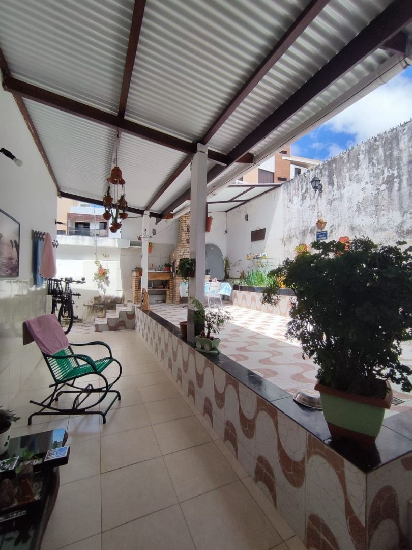 Casa com 04 dormitórios à venda, 240m² por R$ 630.000 - Anatól...