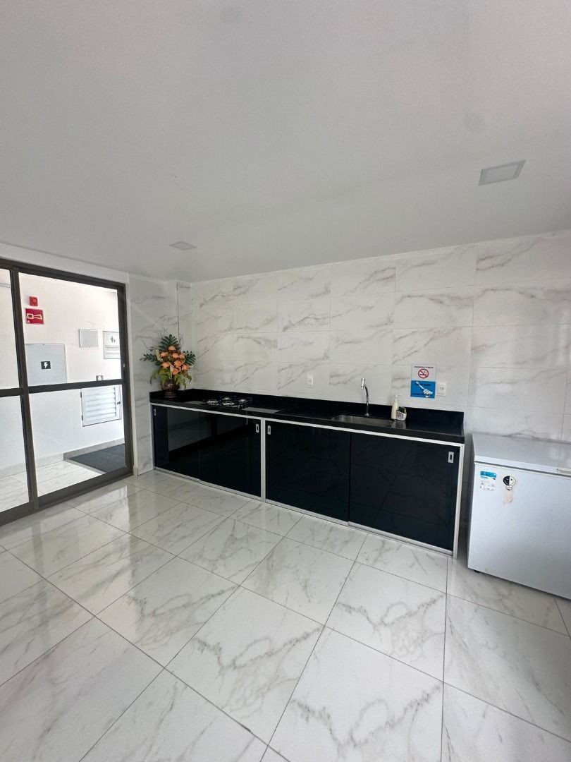 Apartamento com 01 dormitórios à venda por R$ 350.000 - Interm...