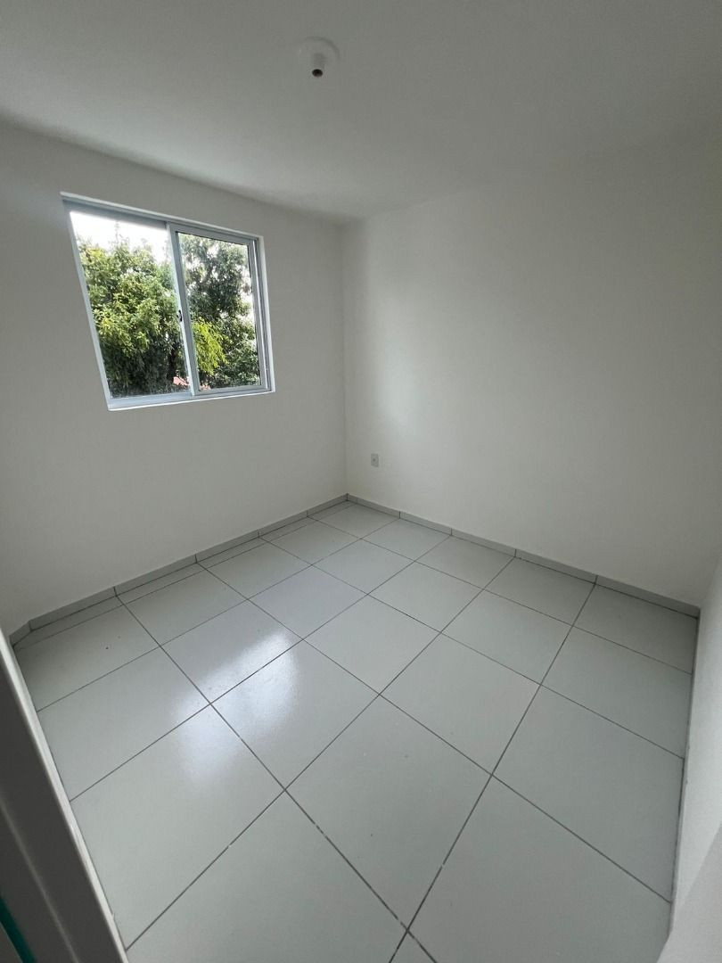 Apartamento com 02 dormitórios à venda por R$ 167.000 - Valent...