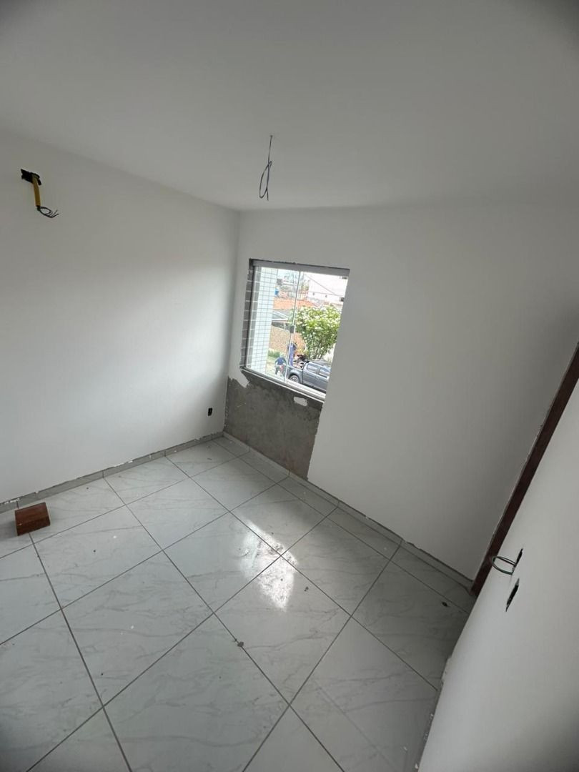 Apartamento com 02 dormitórios à venda por R$ 160.000 - Valent...