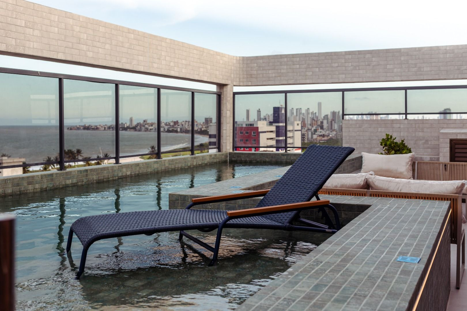 Apartamento com 03 dormitórios à venda por R$ 770.000 - Interm...