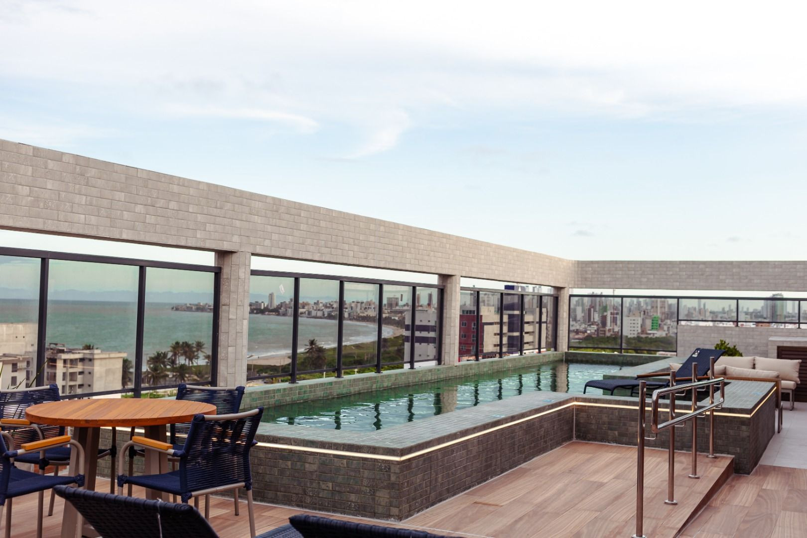 Apartamento com 03 dormitórios à venda por R$ 770.000 - Interm...