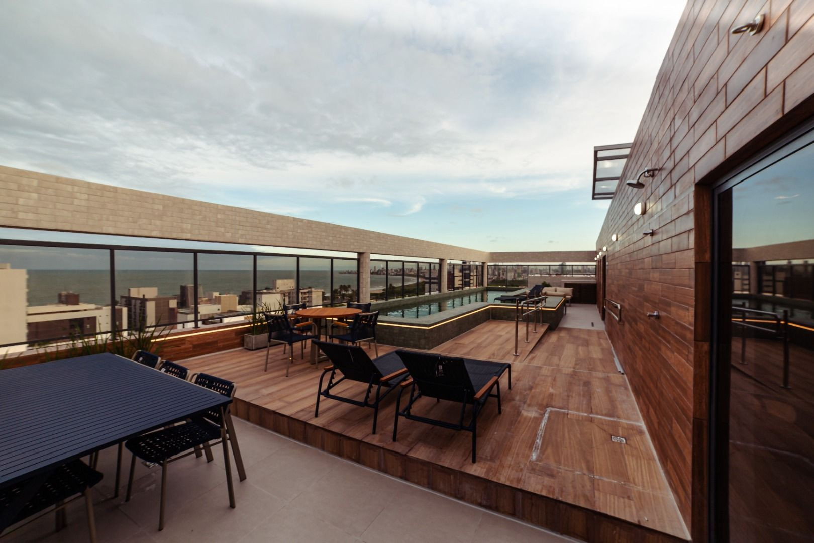 Apartamento com 03 dormitórios à venda por R$ 770.000 - Interm...