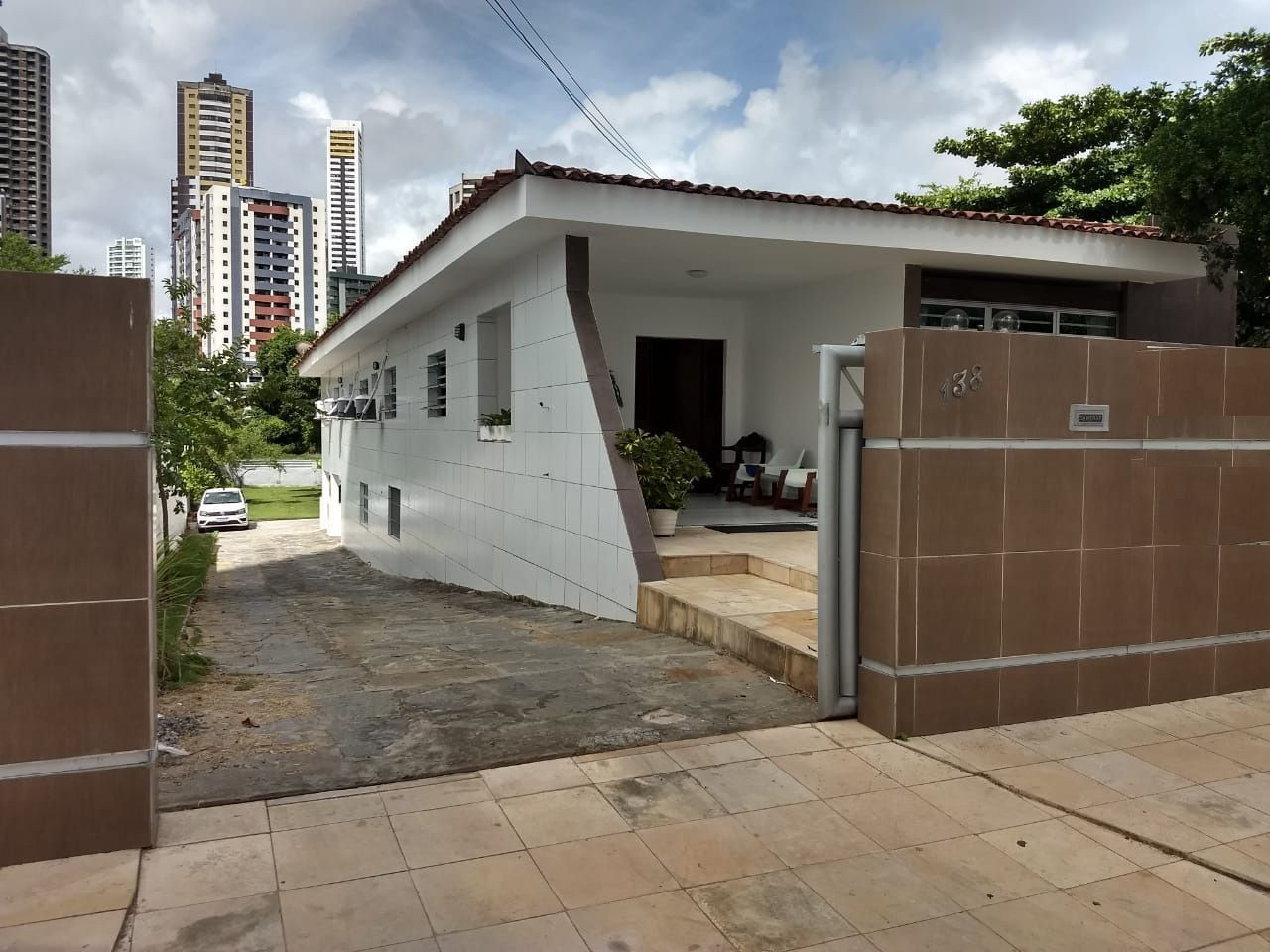 Casa com 05 dormitórios à venda, 500m² por R$ 2.100.000 - Cabo...