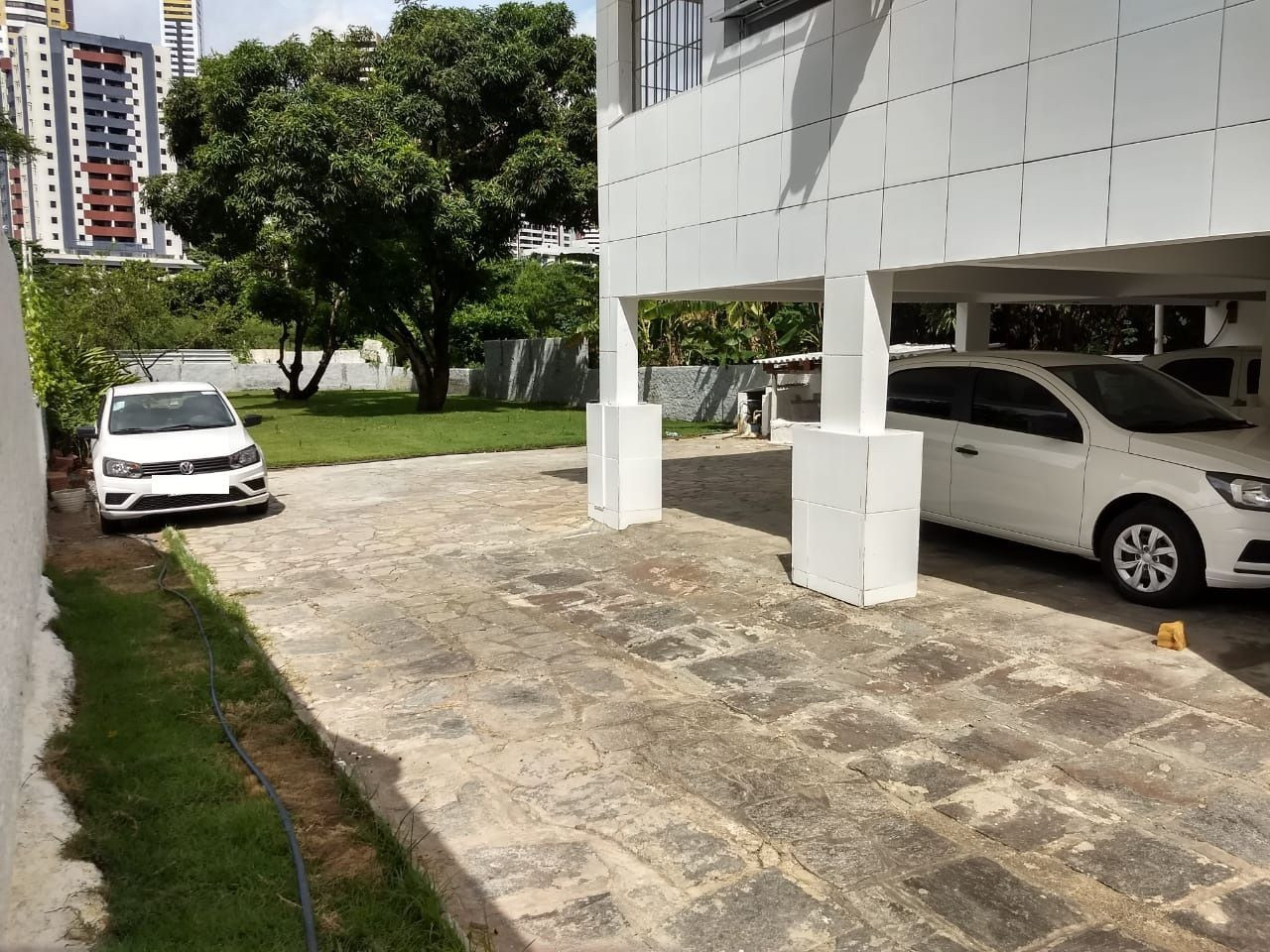 Casa com 05 dormitórios à venda, 500m² por R$ 2.100.000 - Cabo...