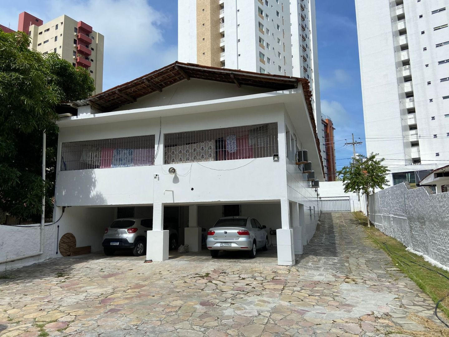 Casa com 05 dormitórios à venda, 500m² por R$ 2.100.000 - Cabo...