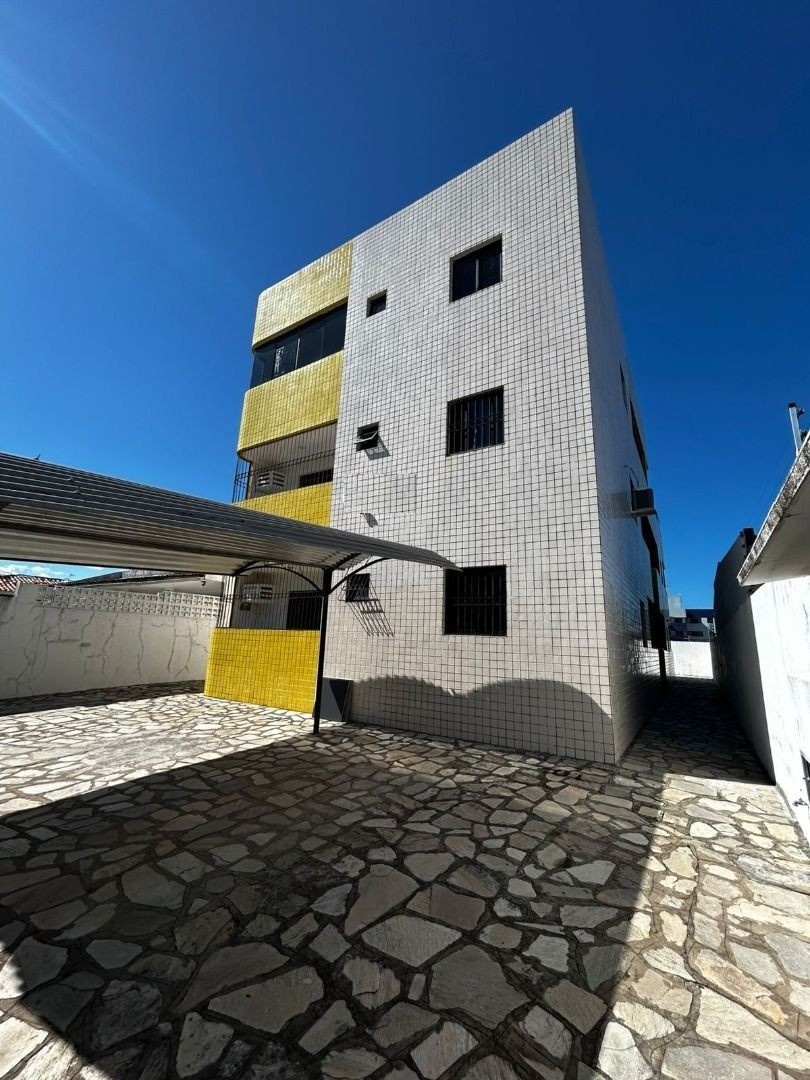 Apartamento com 03 dormitórios à venda por R$ 330.000 - Cd. Un...