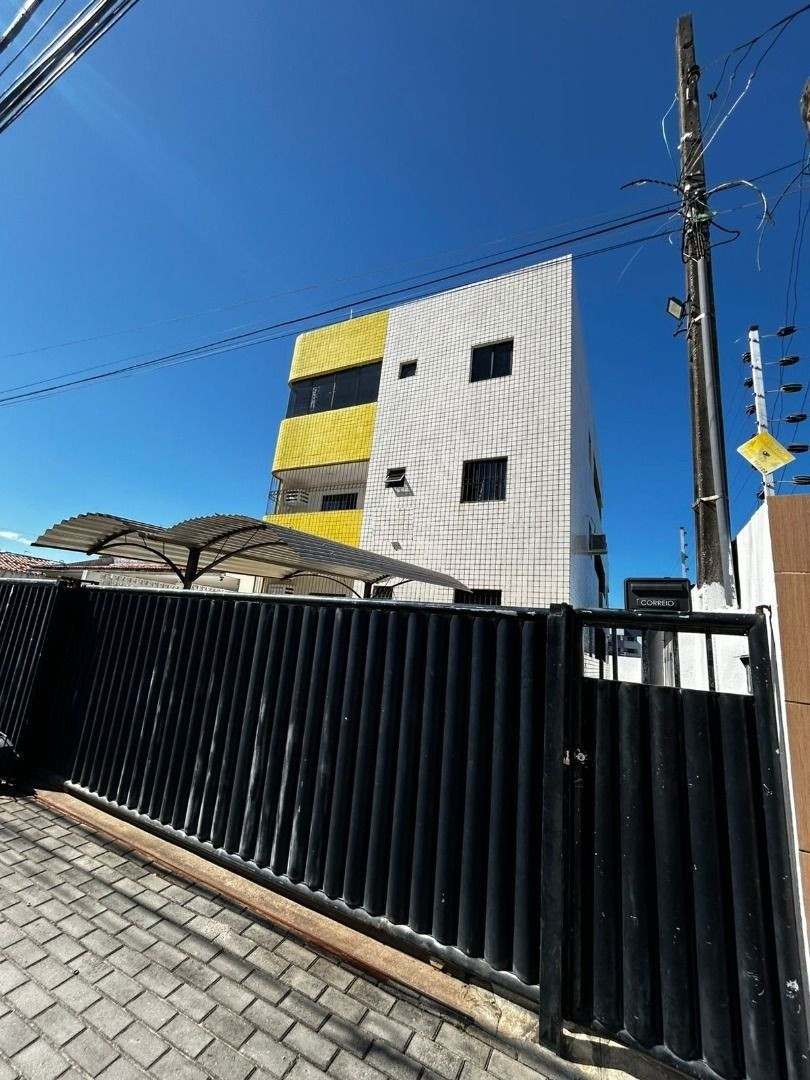 Apartamento com 03 dormitórios à venda por R$ 330.000 - Cd. Un...