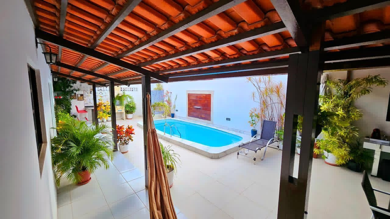 Casa com 3 dormitórios à venda, 260 m² por R$ 1.500.000,00 - A...