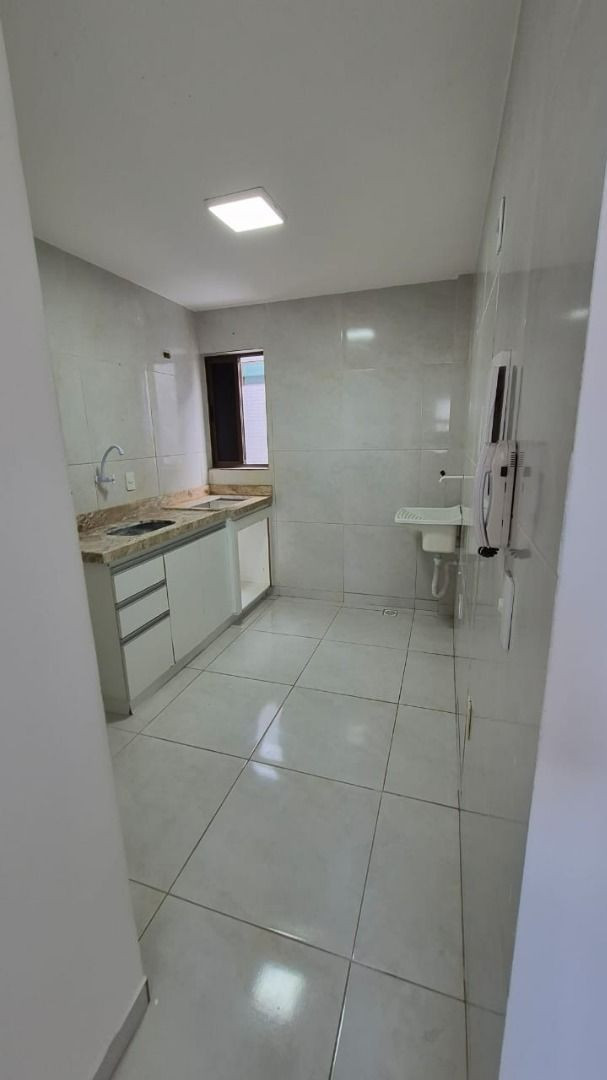 Apartamento com 2 quartos, 50 m², à venda por R$ 200.000 - Ern...