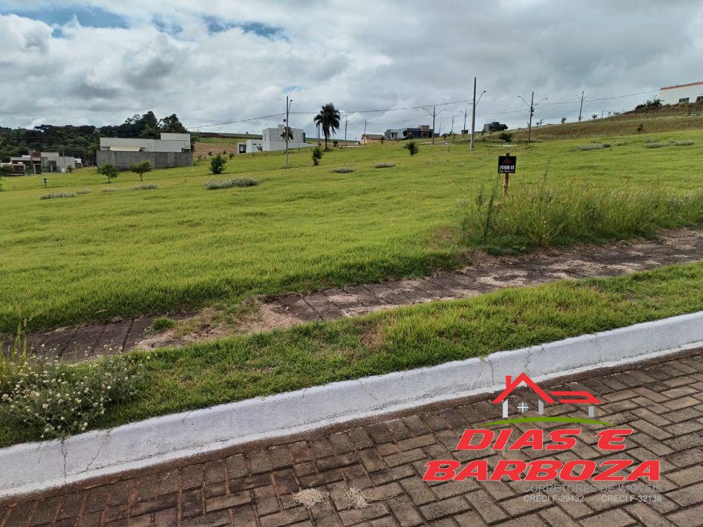Lote de 300m, localizado no Loteamento Universitrio em Ampre. 