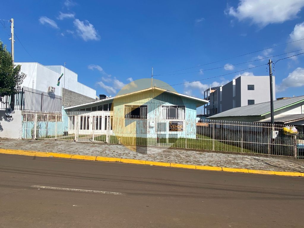 Vende-se casa com amplo terreno