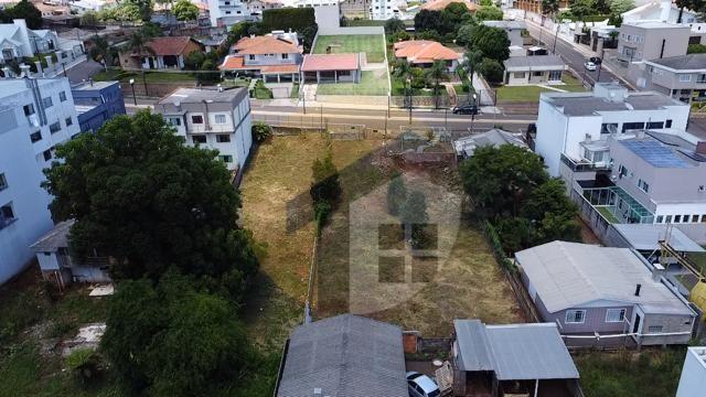 VENDE-SE AMPLO TERRENO 