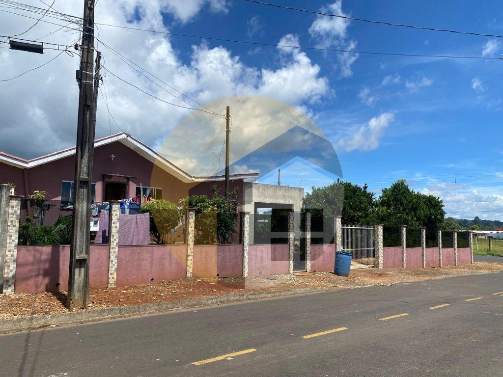 VENDE-SE CASA COM AMPLO TERRENO 