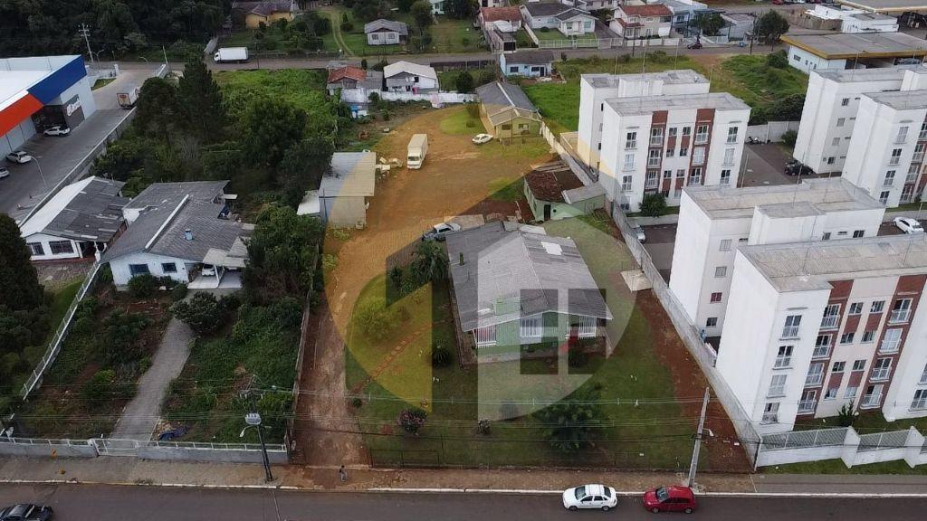 VENDE-SE AMPLO TERRENO, CONTENDO 02 CASAS 
