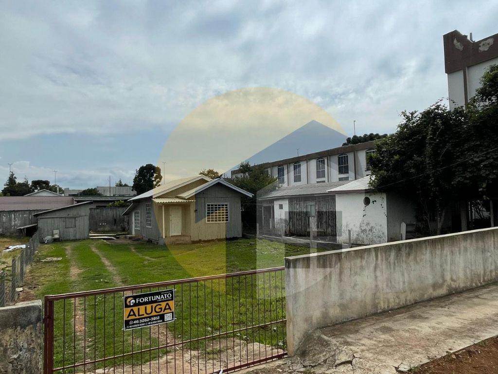 ALUGA-SE CASA COM TERRENO AMPLO