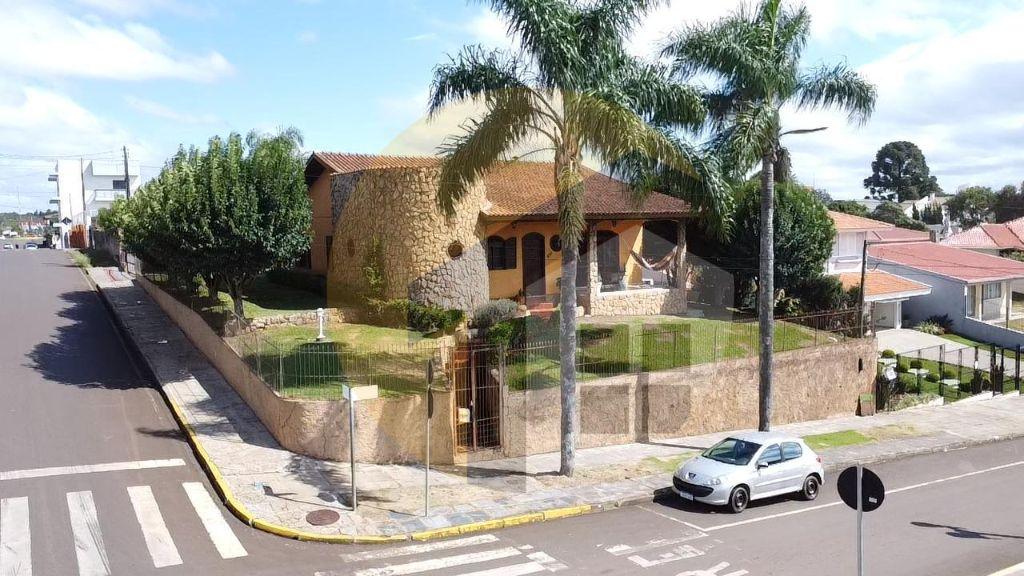 VENDE-SE CASA COM AMPLO TERRENO 