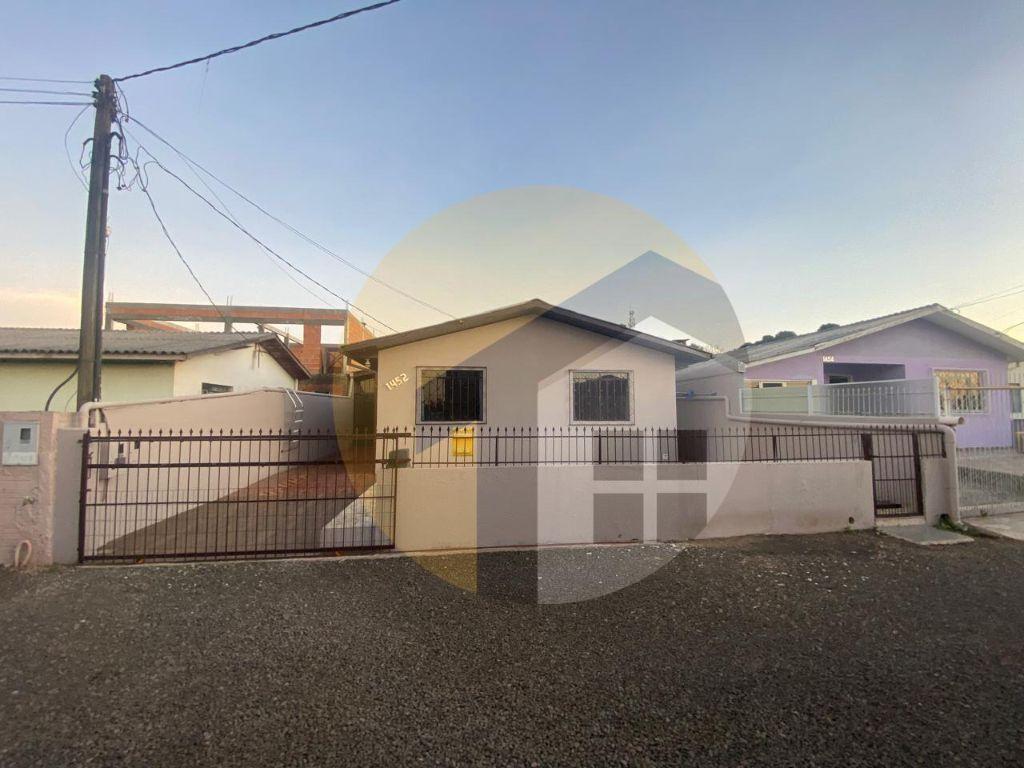 VENDE-SE CASA COM PISCINA 