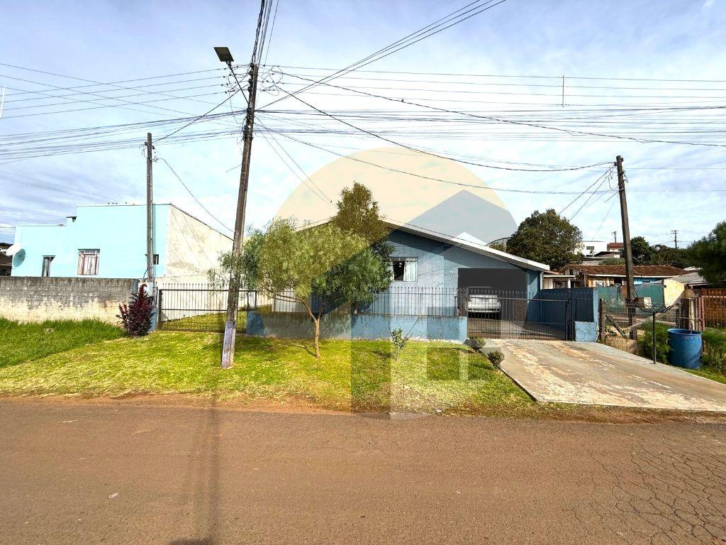 VENDE-SE CASA COM PÁTIO FECHADO
