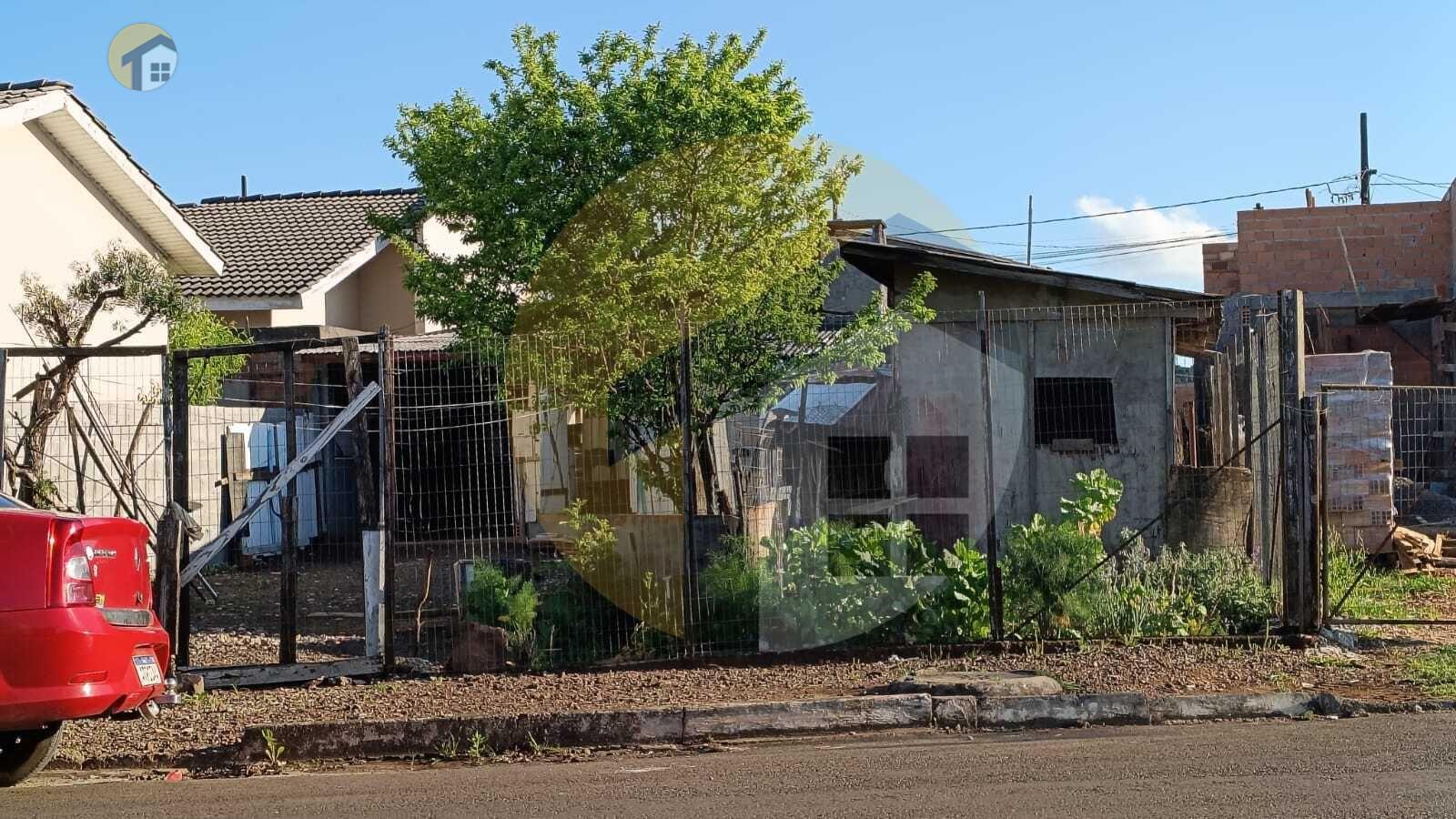 VENDE-SE CASA COM AMPLO TERRENO 