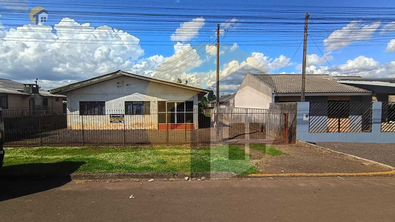 VENDE-SE CASA COM AMPLO TERRENO 