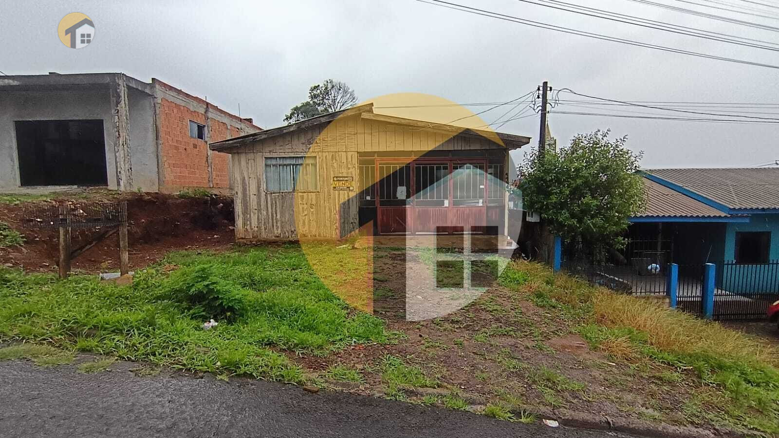 Vende-se casa com excelente terreno 