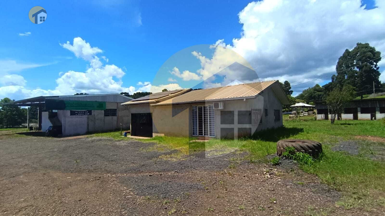 VENDE-SE CASA COM TERRENO AMPLO