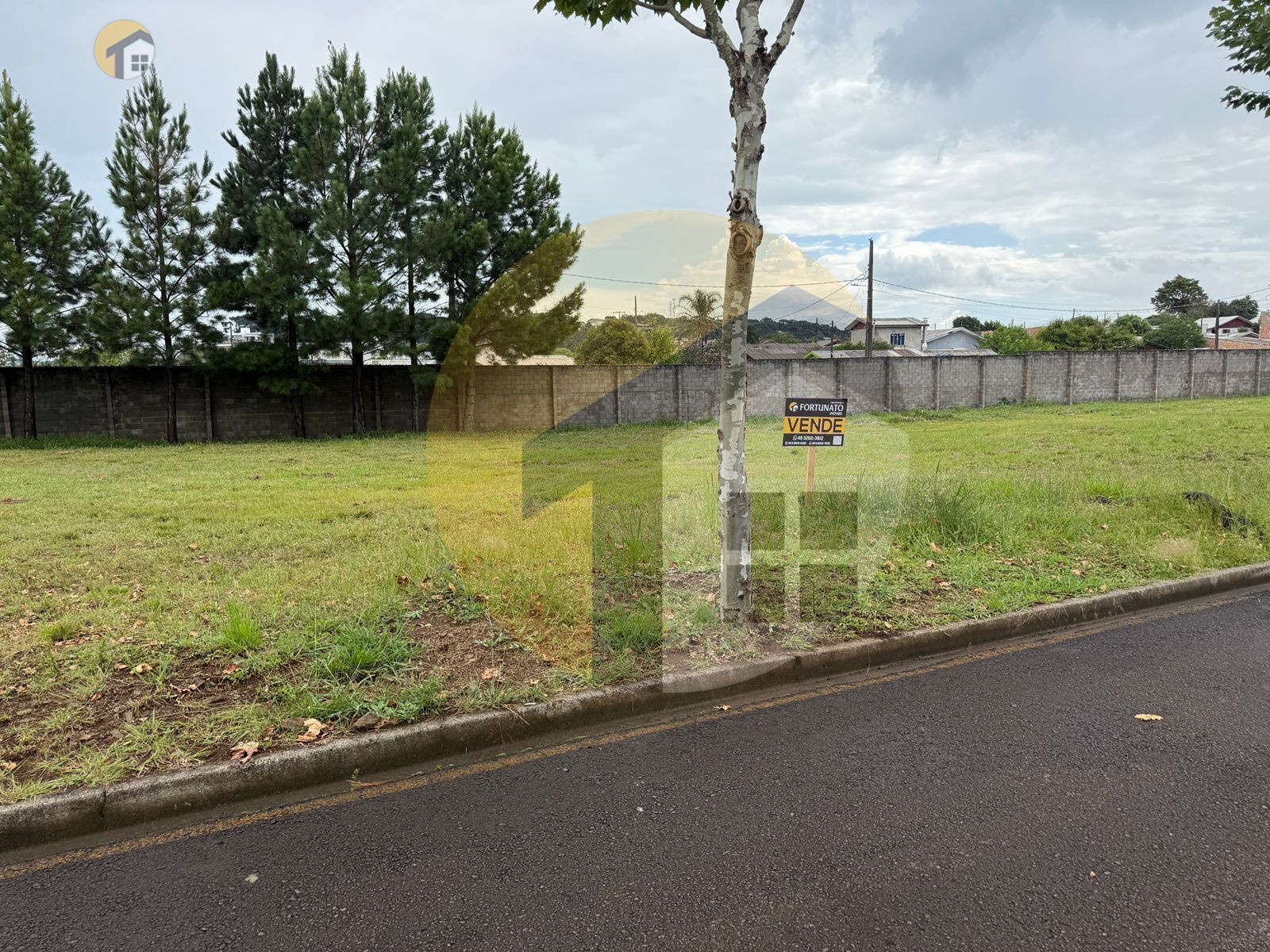 VENDE-SE TERRENO EM CONDOMINIO FECHADO