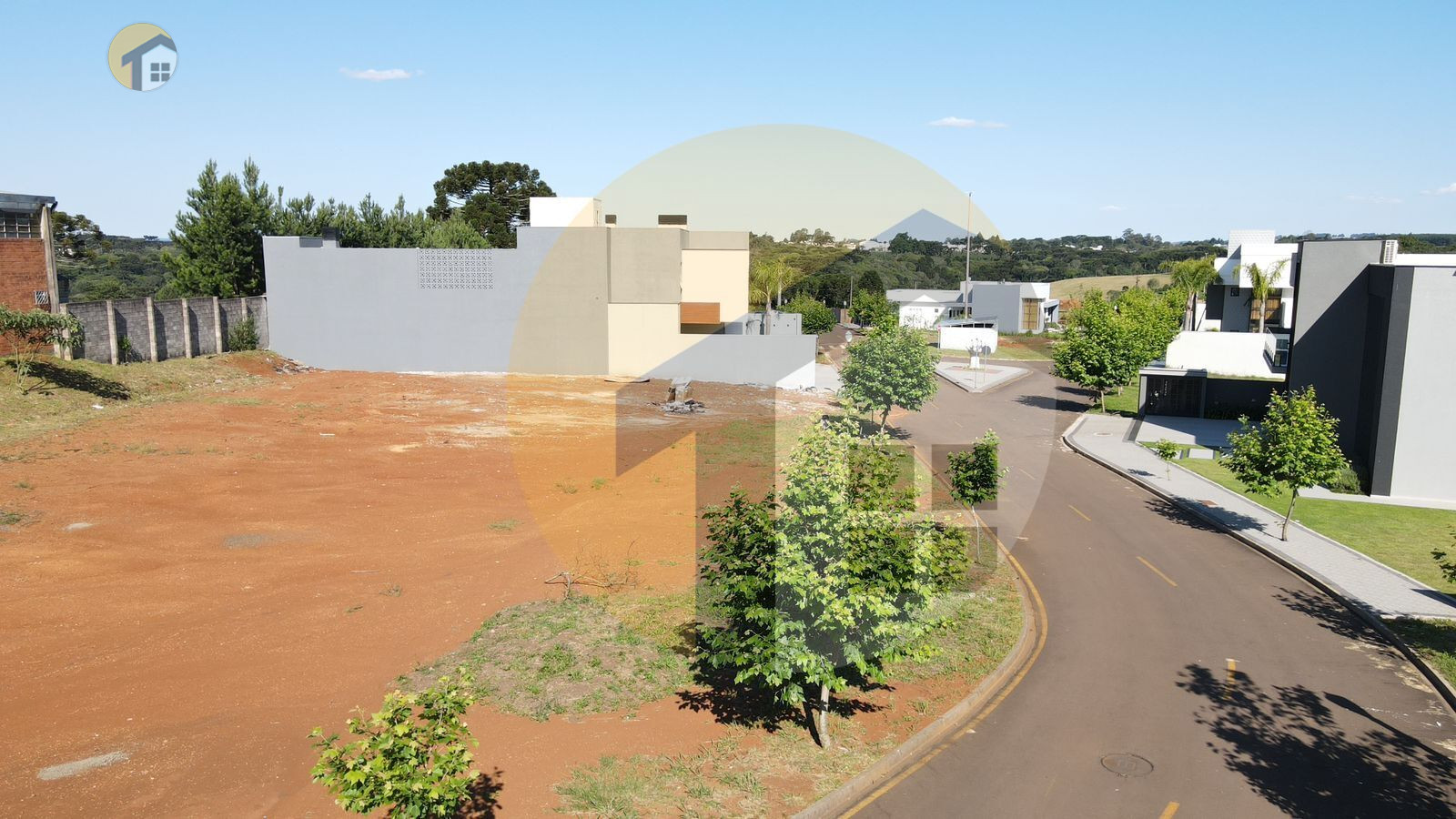 VENDE-SE TERRENO EM CONDOMINIO FECHADO