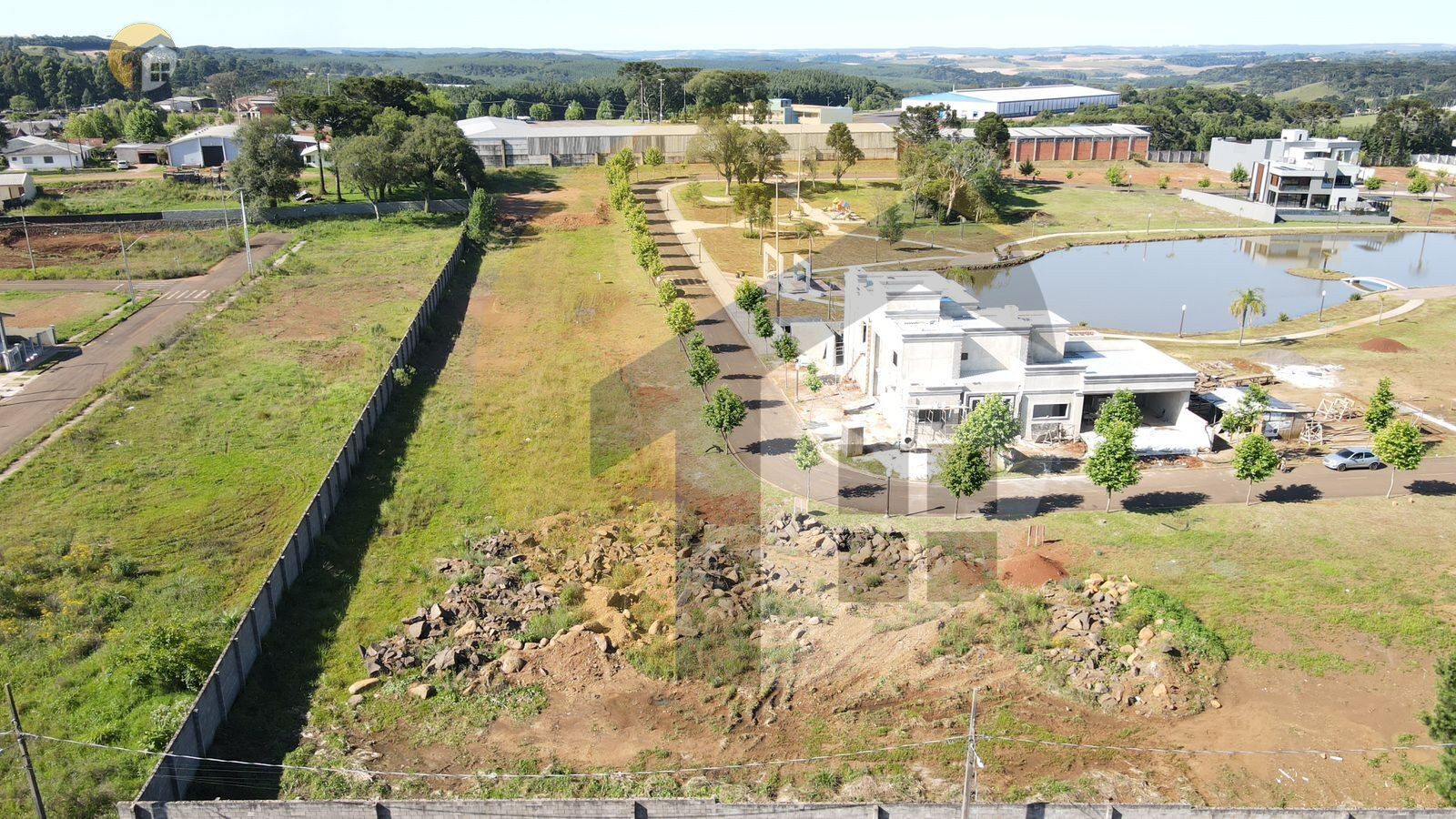 VENDE-SE TERRENO EM CONDOMINIO FECHADO 