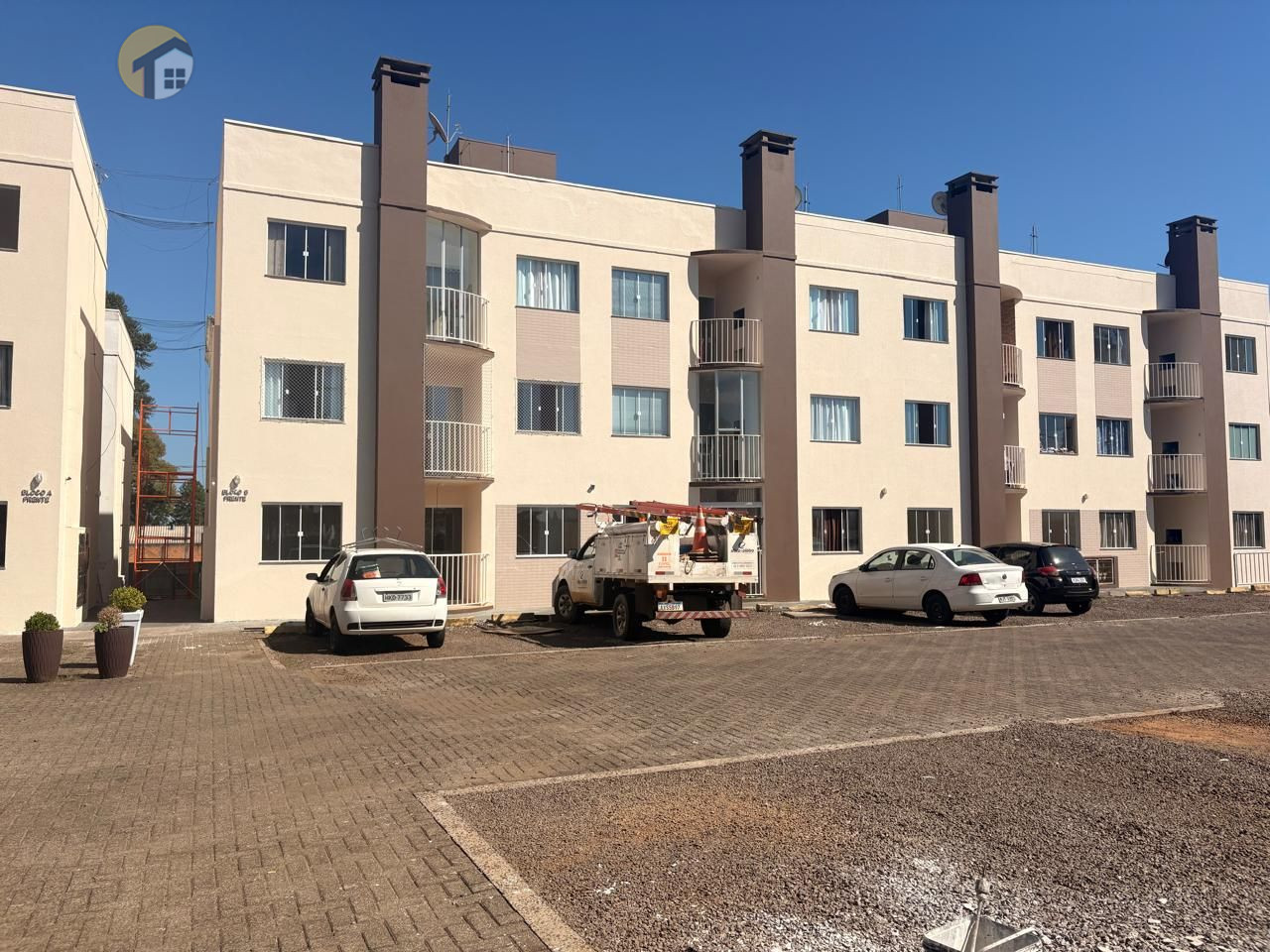 ALUGA-SE APARTAMENTO 