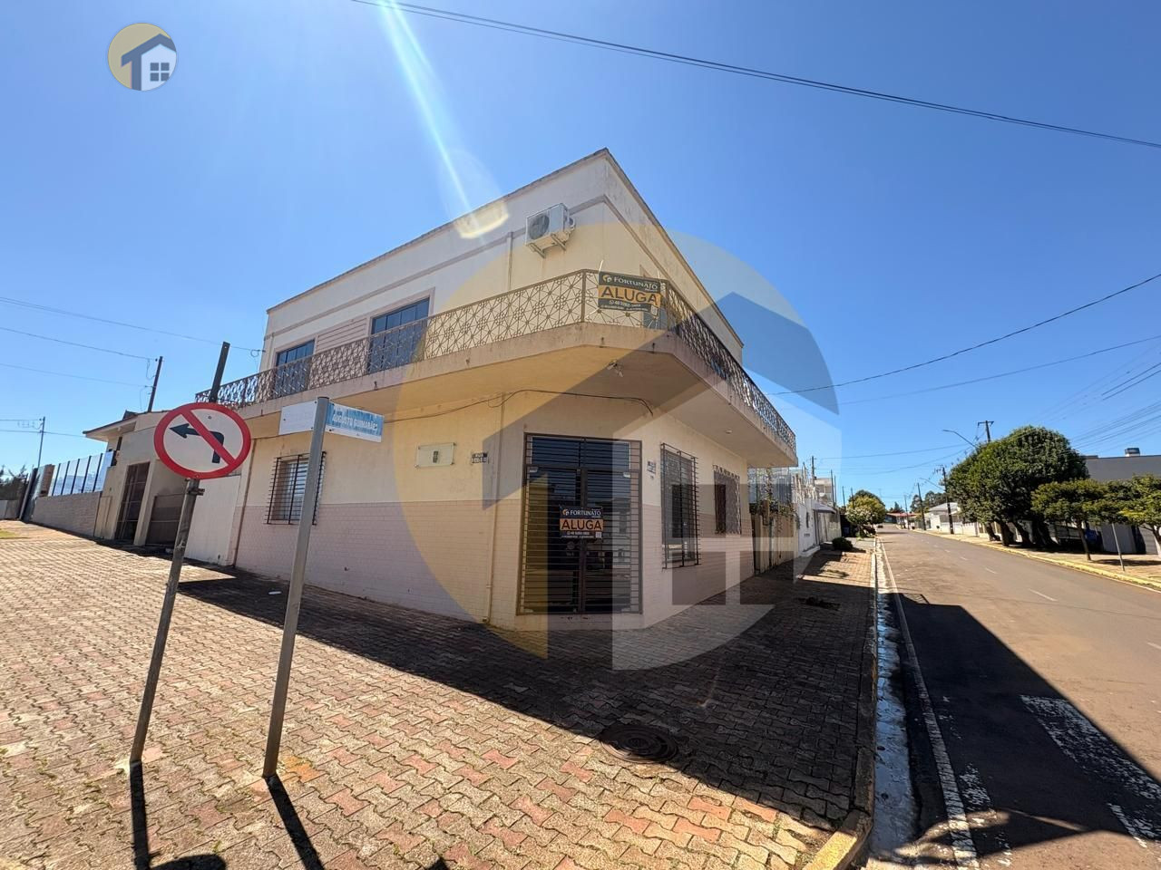 ALUGA-SE APARTAMENTO NO CENTRO