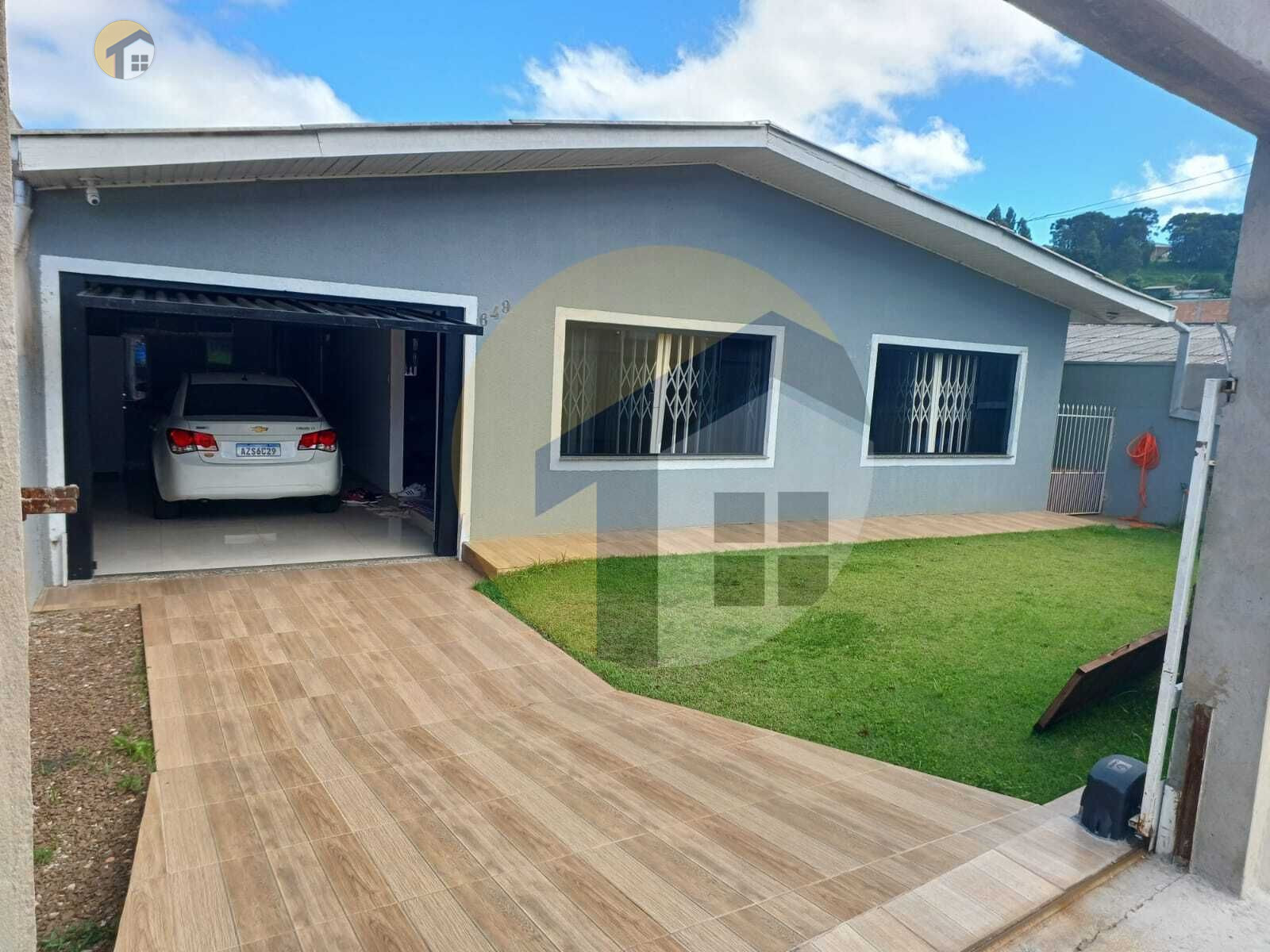 VENDE-SE CASA COM TERRENO AMPLO