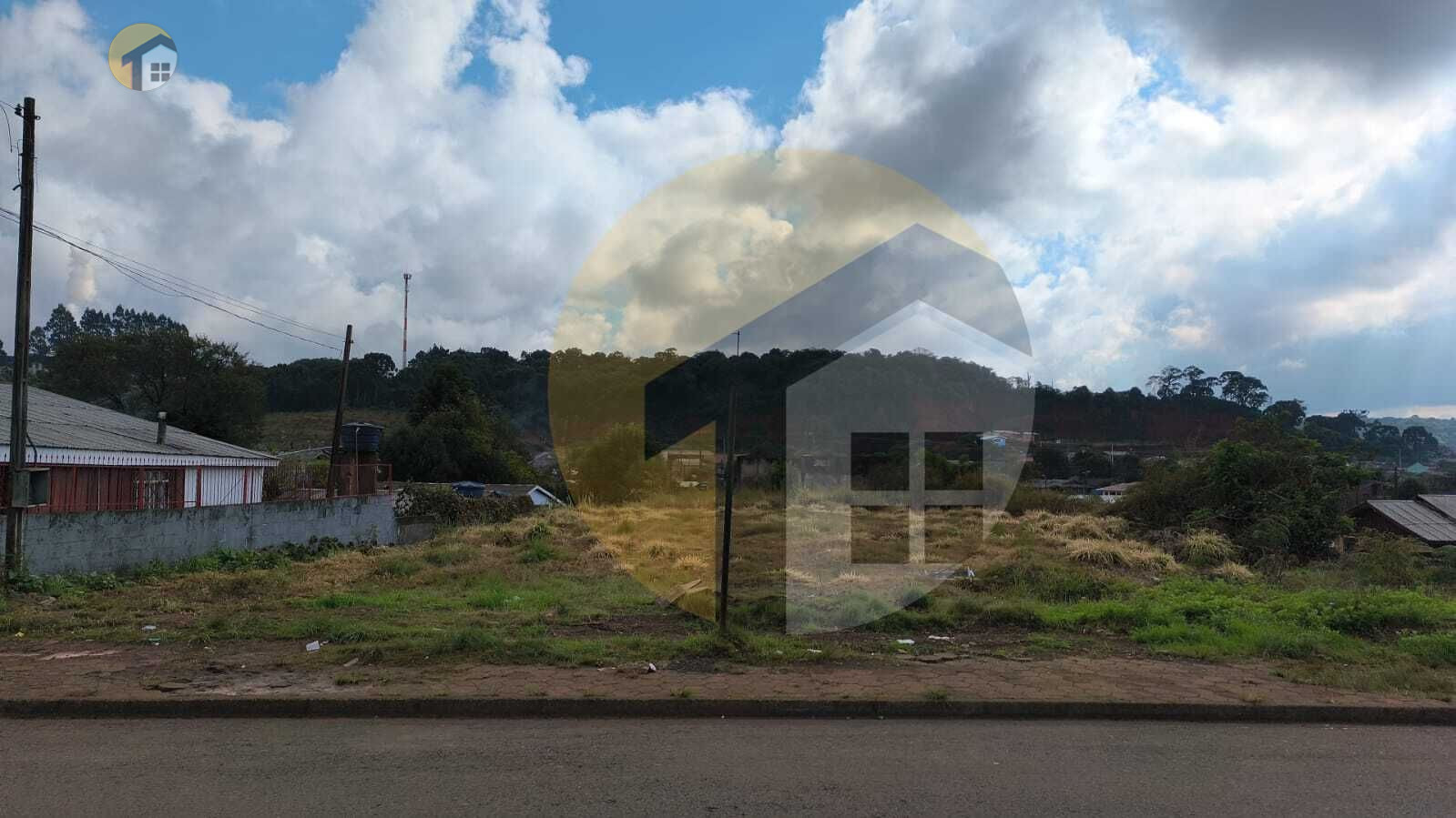 VENDE-SE AMPLO TERRENO 
