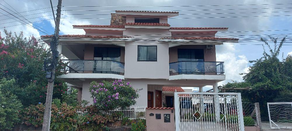 Ampla casa de esquina com uma localizao privilegiada