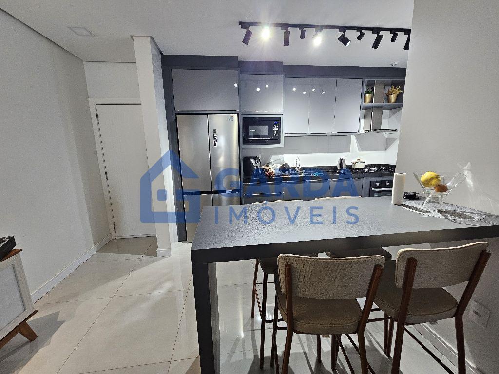 Lindo apartamento com uma linda viso e uma localizao privilegiada