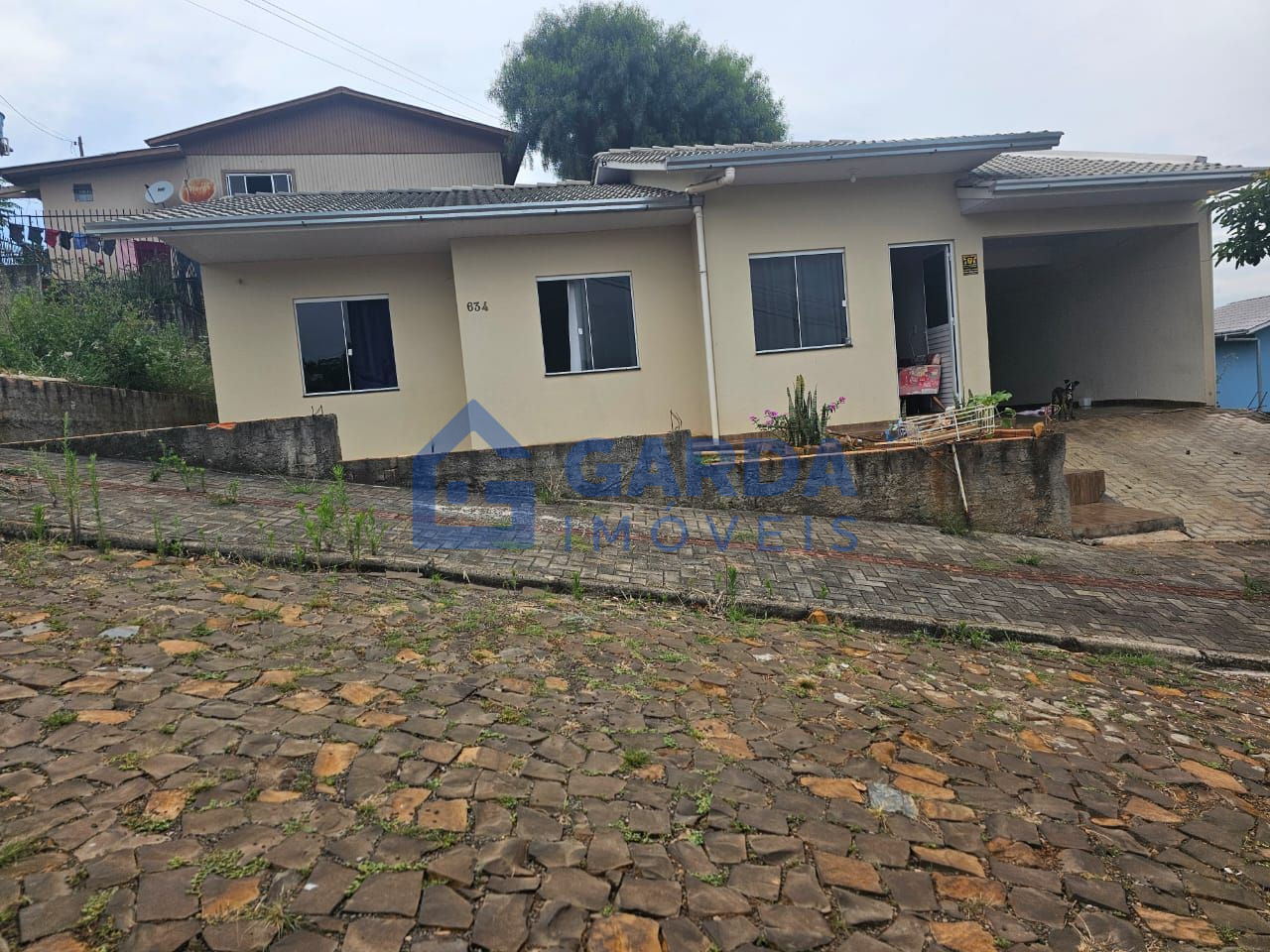 Casa de esquina no Prov�ncia com boa sobra de terreno